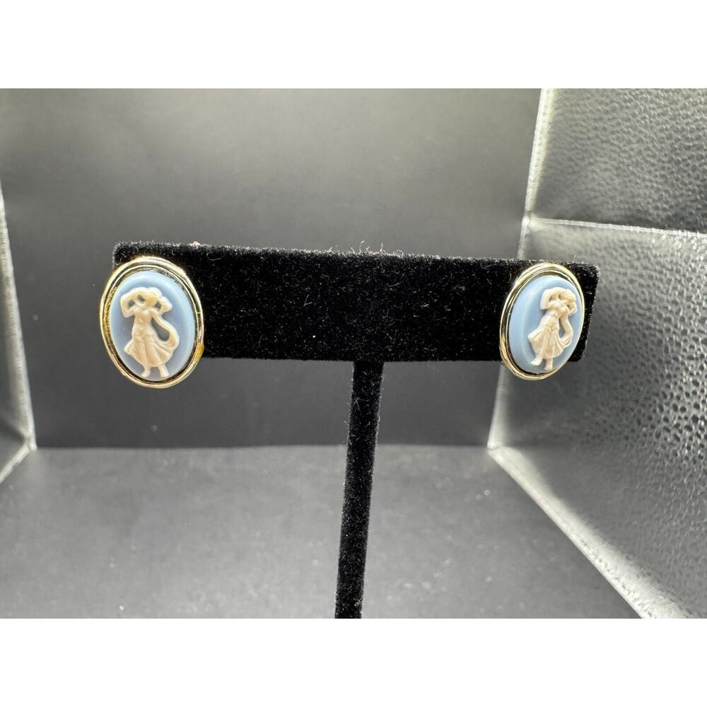 Vtg Longcraft Wedgewood Style Earrings Blue/WhiteCameo Silver Tone Screw Back